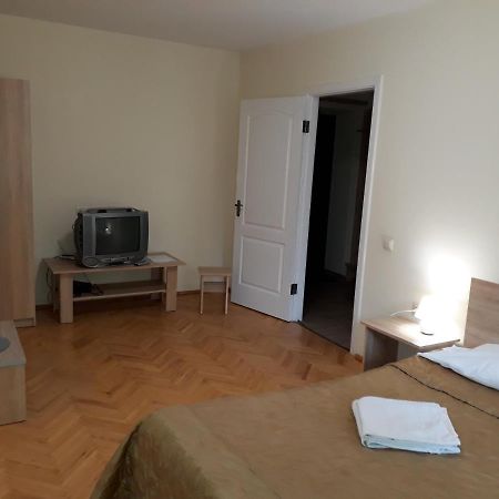 Затишні Апартаментами Біля Озера Ternopil Exteriör bild